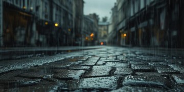 又冷又下雨的歌词出自哪首歌？