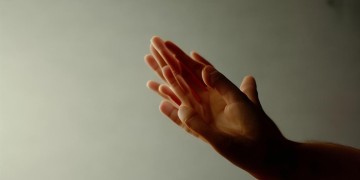 鼓掌的照片究竟是哪首歌？