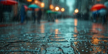 外面明明下着雨究竟是哪首歌？