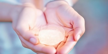 有人把我们捧在手里这句歌词出自哪首歌？