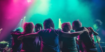 拥抱我这句摇滚歌词出自哪首歌？